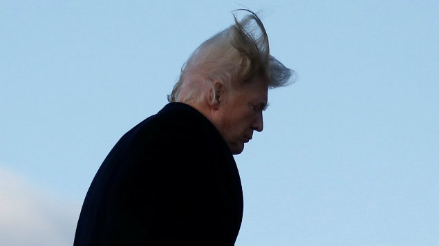 Viento ‘ le toma el pelo’ a Donald Trump