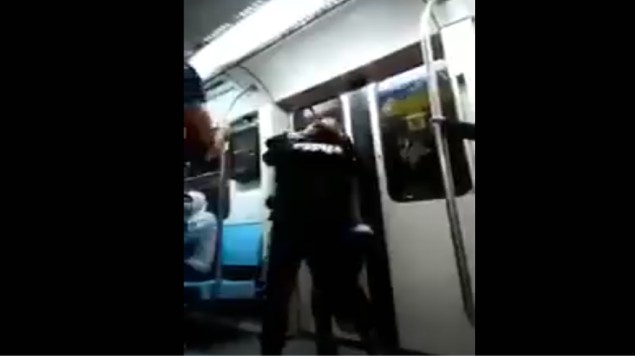 Pasajera ataca a policía en un vagón del Metro en Monterrey