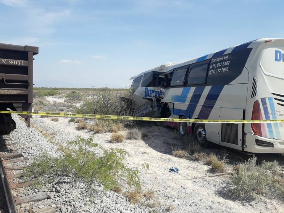 Tren embiste a autobús en Cuatrociénegas; <br>hay al menos un muerto y varios heridos