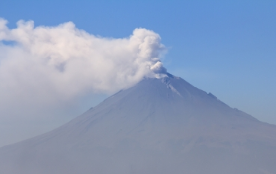 Popocatépetl emite fumarola de dos mil 800 metros de altura