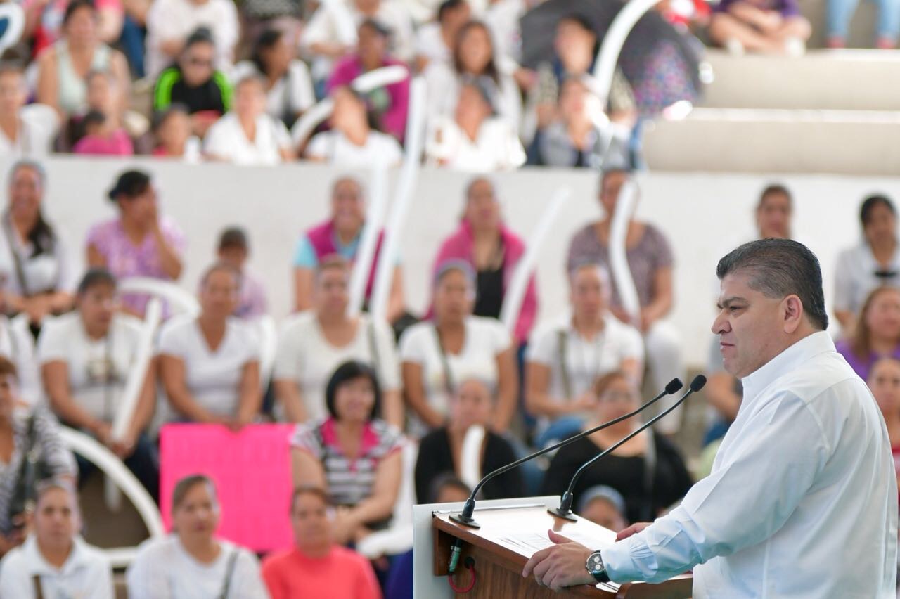 Gobernador toma protesta a <br>vocales de Prospera en Torreón