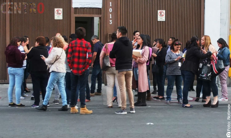 Ciudadanos damnificados guardan un minuto de silencio a seis meses del sismo