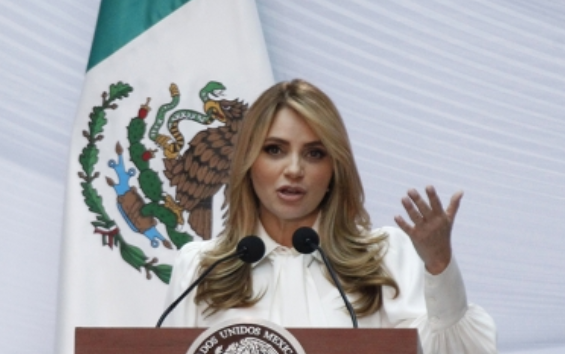 Angélica Rivera y niños del Hospital Infantil visitan al Papa Francisco