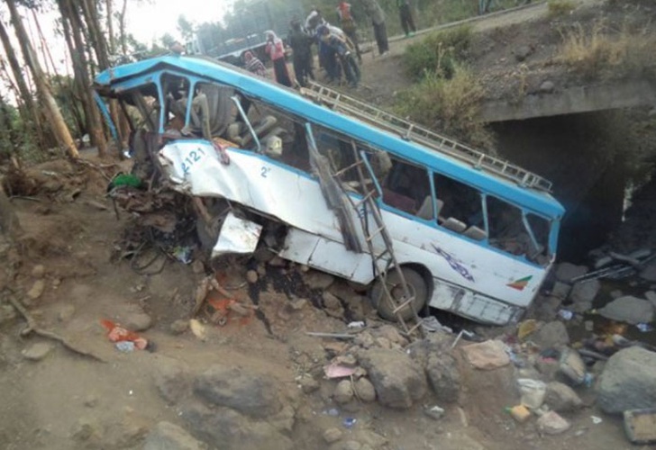 Mueren 38 personas en Etiopía al caer autobús en barranco
