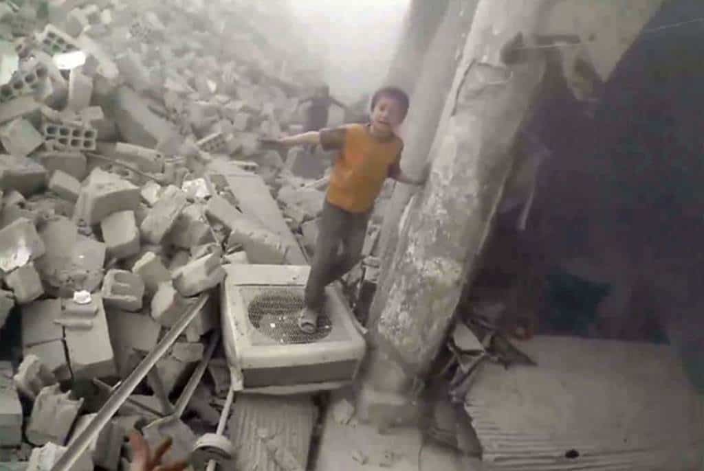 Deja bombardeo contra escuela 17 niños muertos en Siria