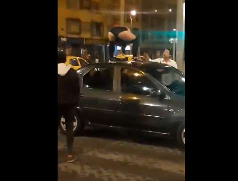 VIDEO: Mujer ebria paraliza el tránsito con “striptease” sobre auto en Colombia