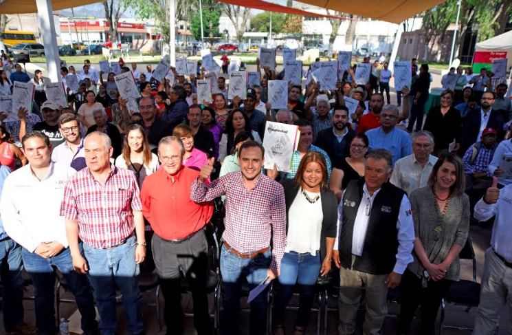 Entrega Manolo más de 100 escrituras