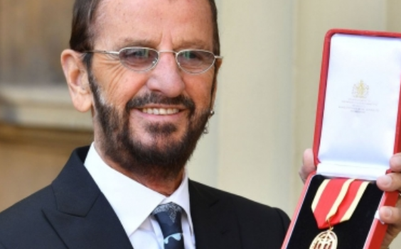 ExBeatle Ringo Starr recibe título de caballero del imperio británico