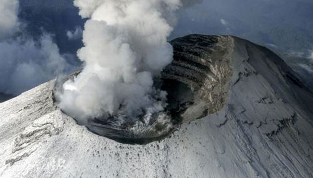 Exhalación del Popocatépetl alcanza mil 500 metros de altura