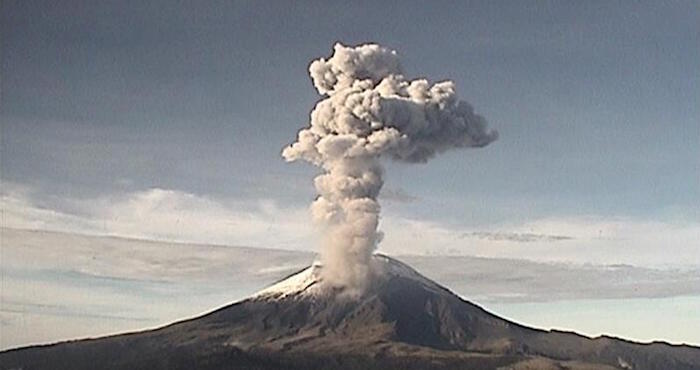 Explosión en el Popocatépetl produce columna de gases de mil 200 metros