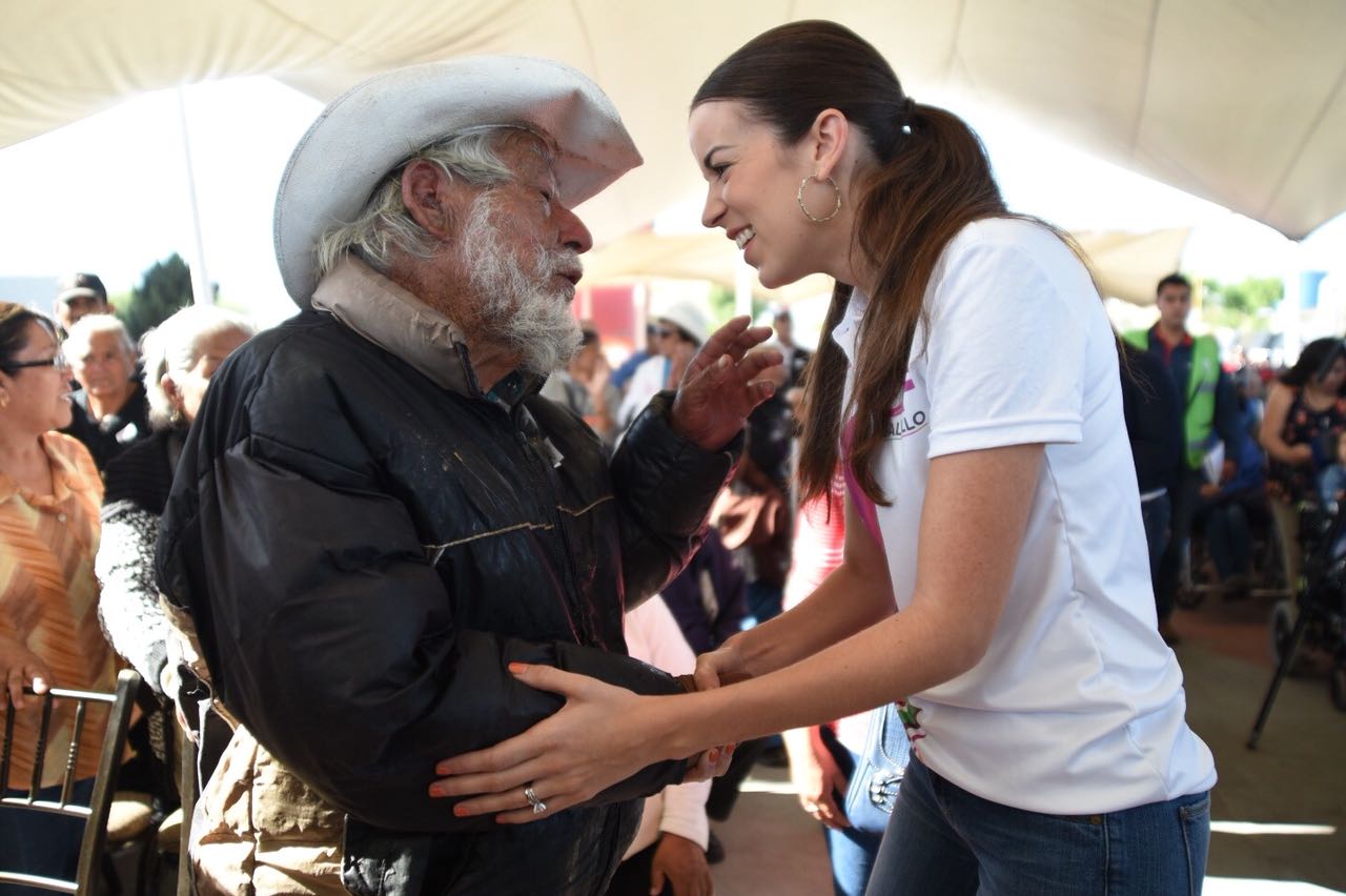 Entregan apoyos a adultos mayores y personas con discapacidad en Saltillo