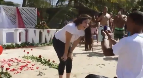 Beisbolista que golpeó brutalmente a su novia le pide matrimonio y ¡Ella acepta!