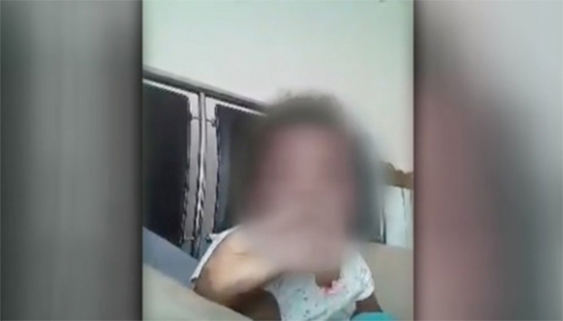 VIDEO: Arrestan a madre que enseñaba a fumar a su bebé