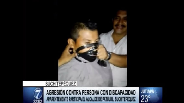 VIDEO: Alcalde de Guatemala participa en tortura contra indígena discapacitado