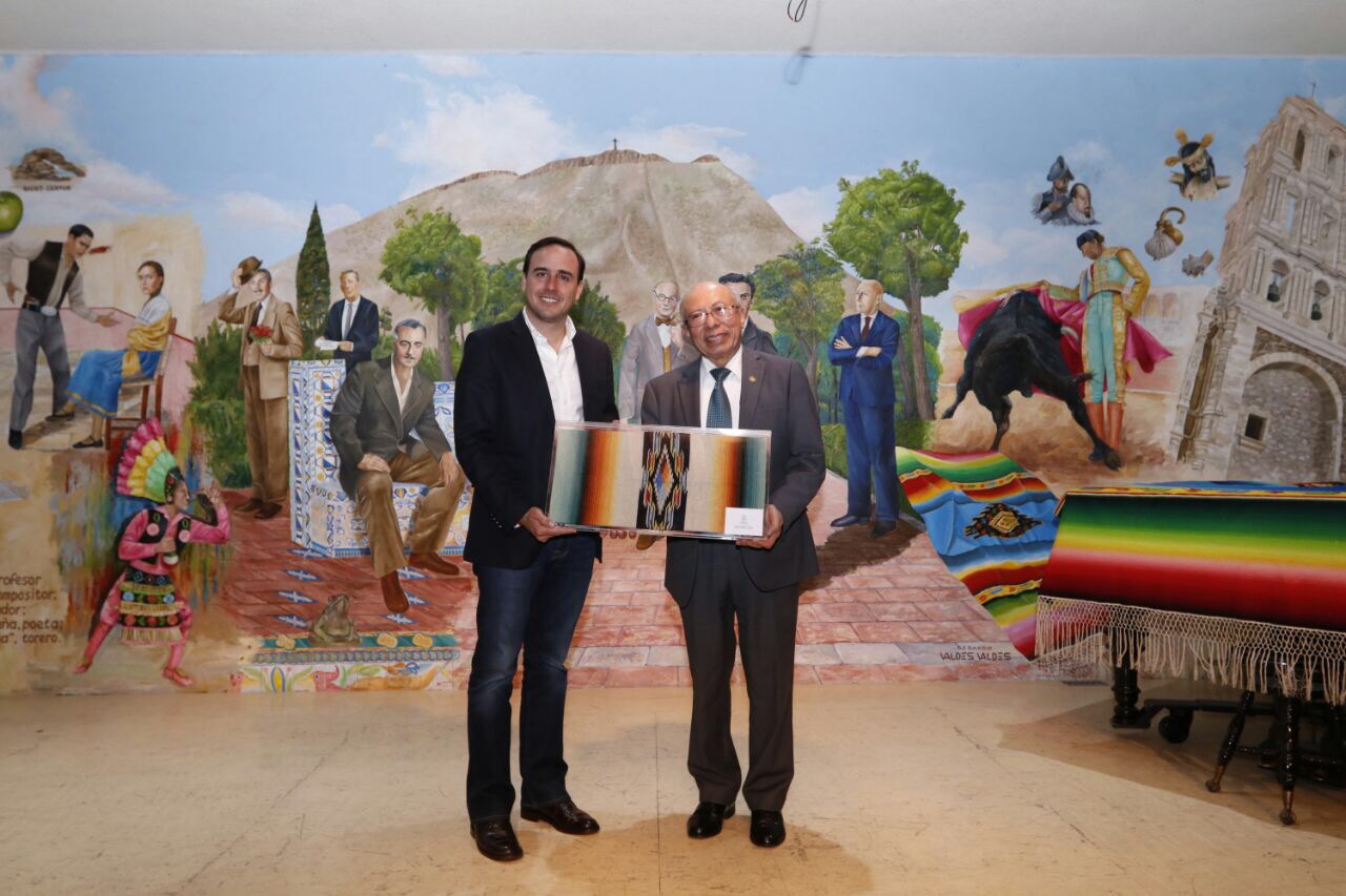 Recibe Manolo Jiménez <br>a embajador de El Salvador