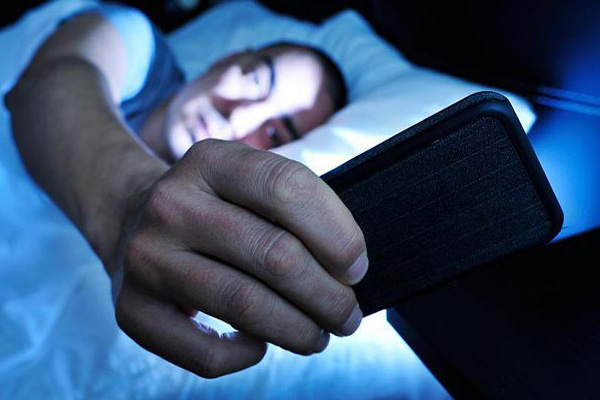 Advierten por afectaciones oculares por luz emitida por Smartphone