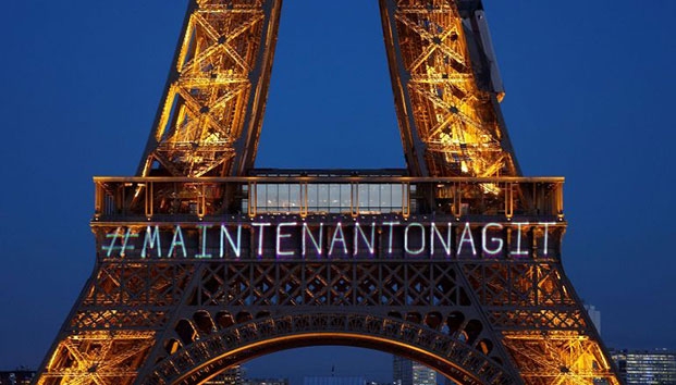 Torre Eiffel luce mensaje contra abusos a mujeres