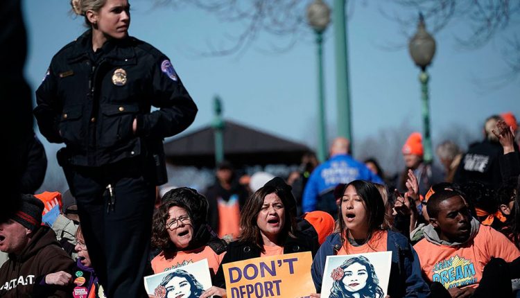 Demandan 12 estados de EUA por censo que afectaría a migrantes