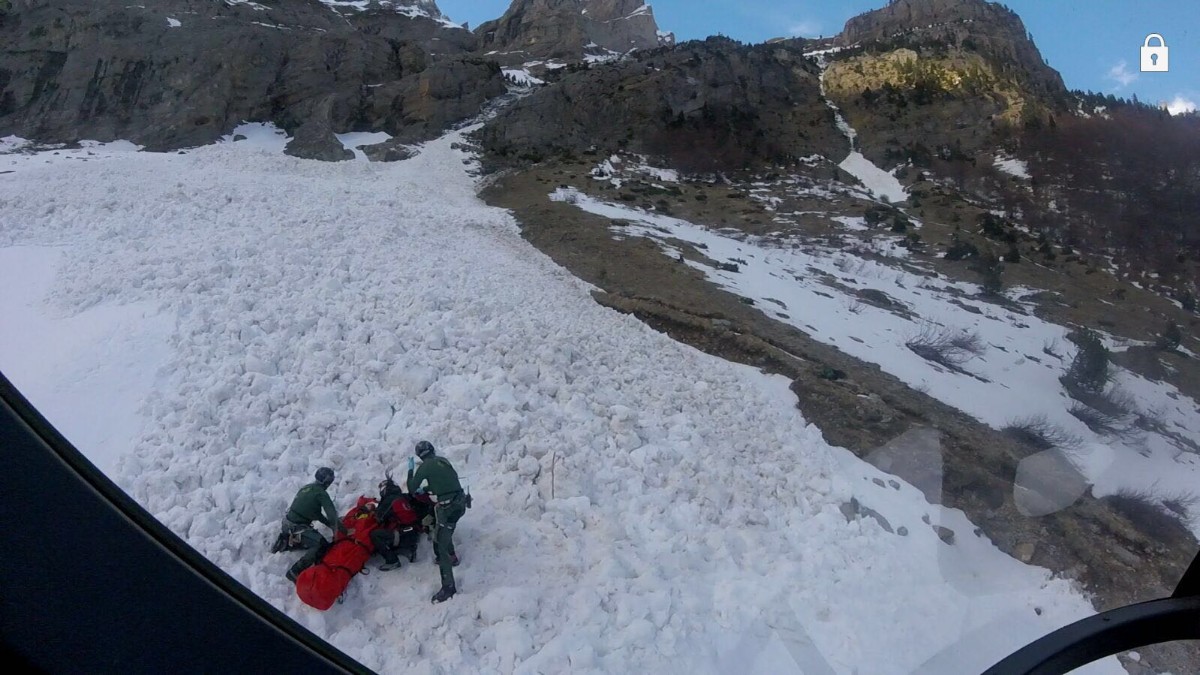 Rescatan en Japón a 13 excursionistas atrapados en montaña nevada
