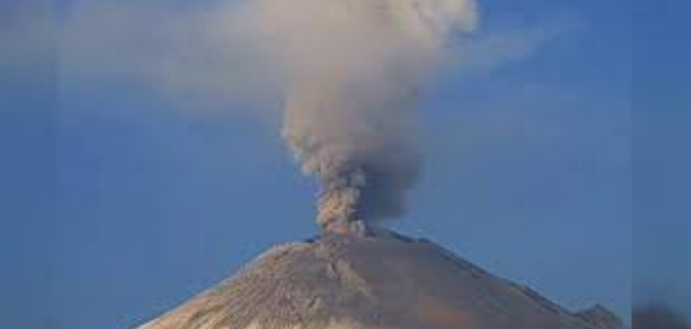 Popocatépetl emite 82 fumarolas con vapor de agua, gas y ceniza
