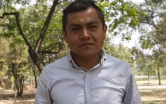 El joven que teje para preservar las tradiciones mexicanas