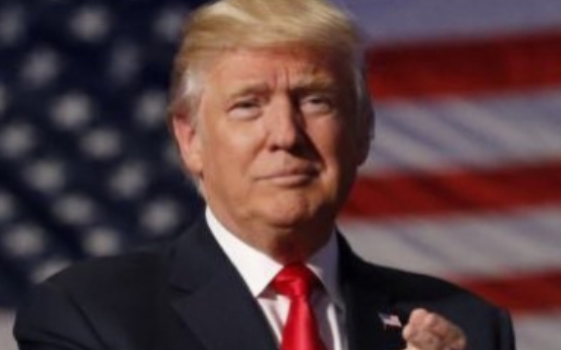 Trump defiende haberse retractado en tema de compra de armas