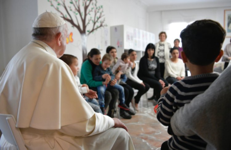 El Papa Francisco sorprende con visita a casa para presas con familia