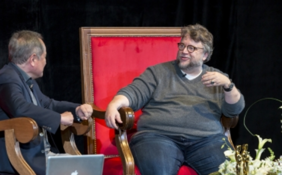 Del Toro dice a jóvenes que belleza del mundo está en la imperfeción