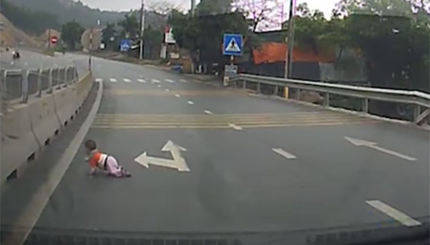 VIDEO: Rescatan a bebé que gateaba en la carretera