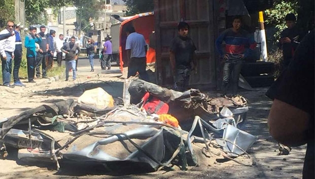 Vuelca camión y aplasta auto compacto; mueren cinco