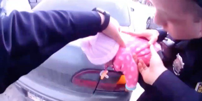 VIDEO: Los dramáticos momentos en que policías auxilian a bebé asfixiándose en Estado Unidos