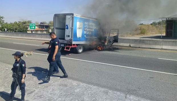 Bloquean calles y queman vehículos en Michoacán
