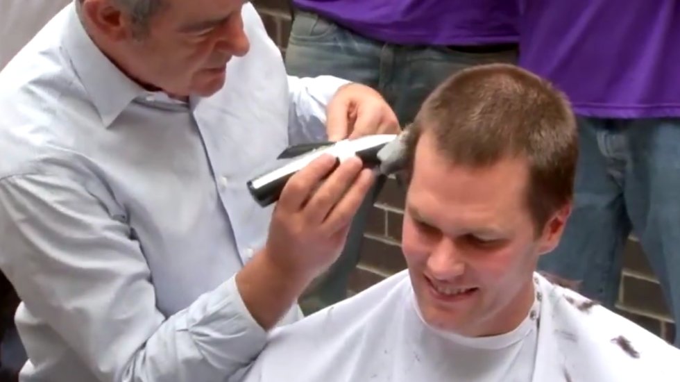 Tom Brady se rapa a favor del cáncer