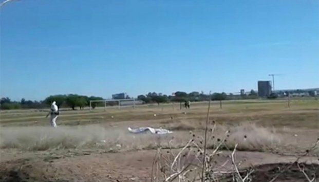 Hallan cuerpo de joven mujer en campo de futbol