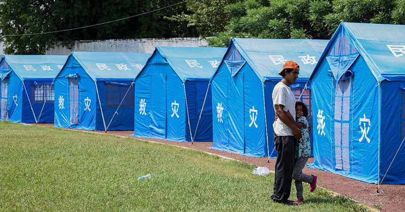 Venden casas de campaña donadas por China tras el sismo