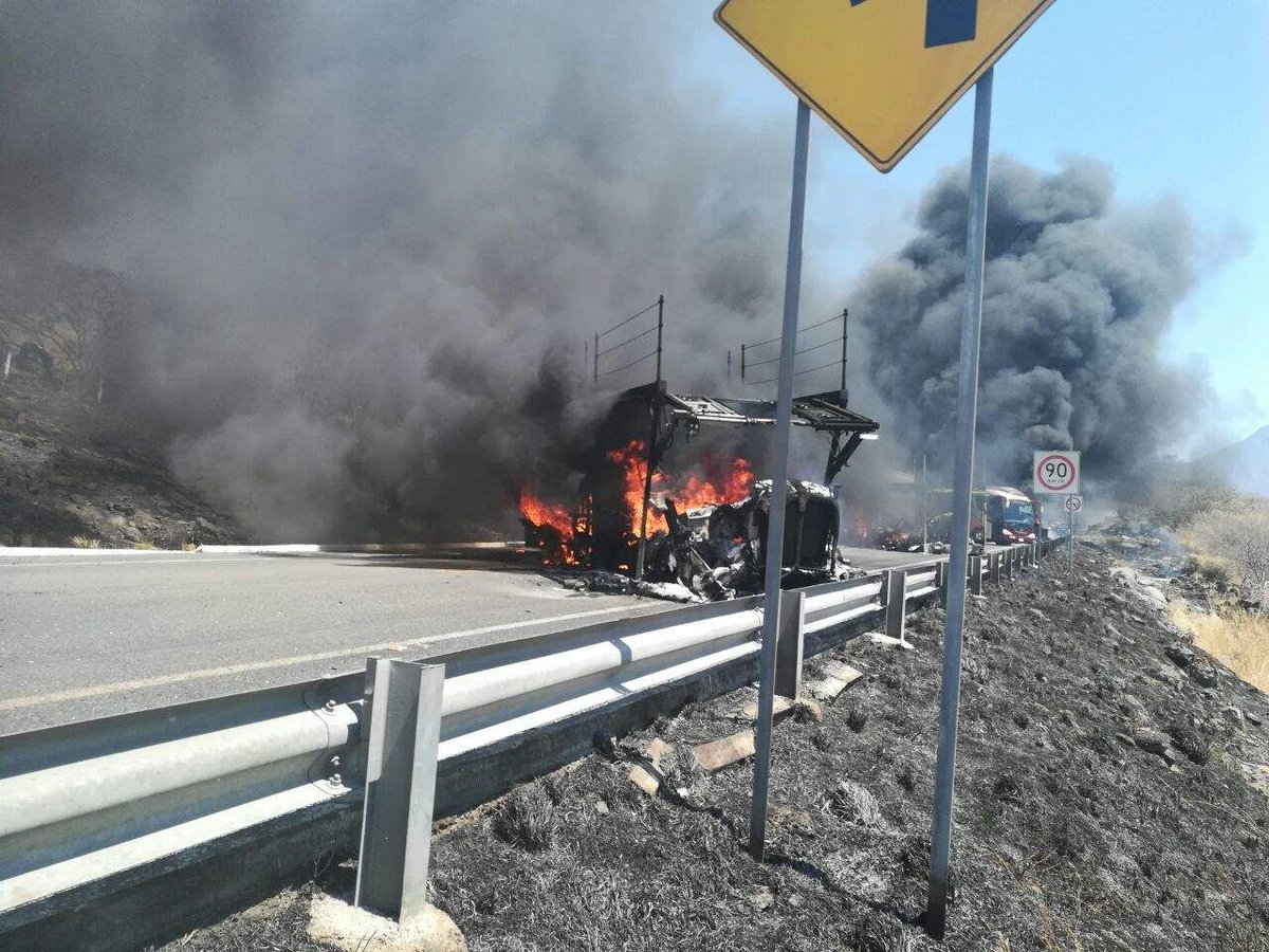 Grupo delictivo bloquea carreteras en Michoacán