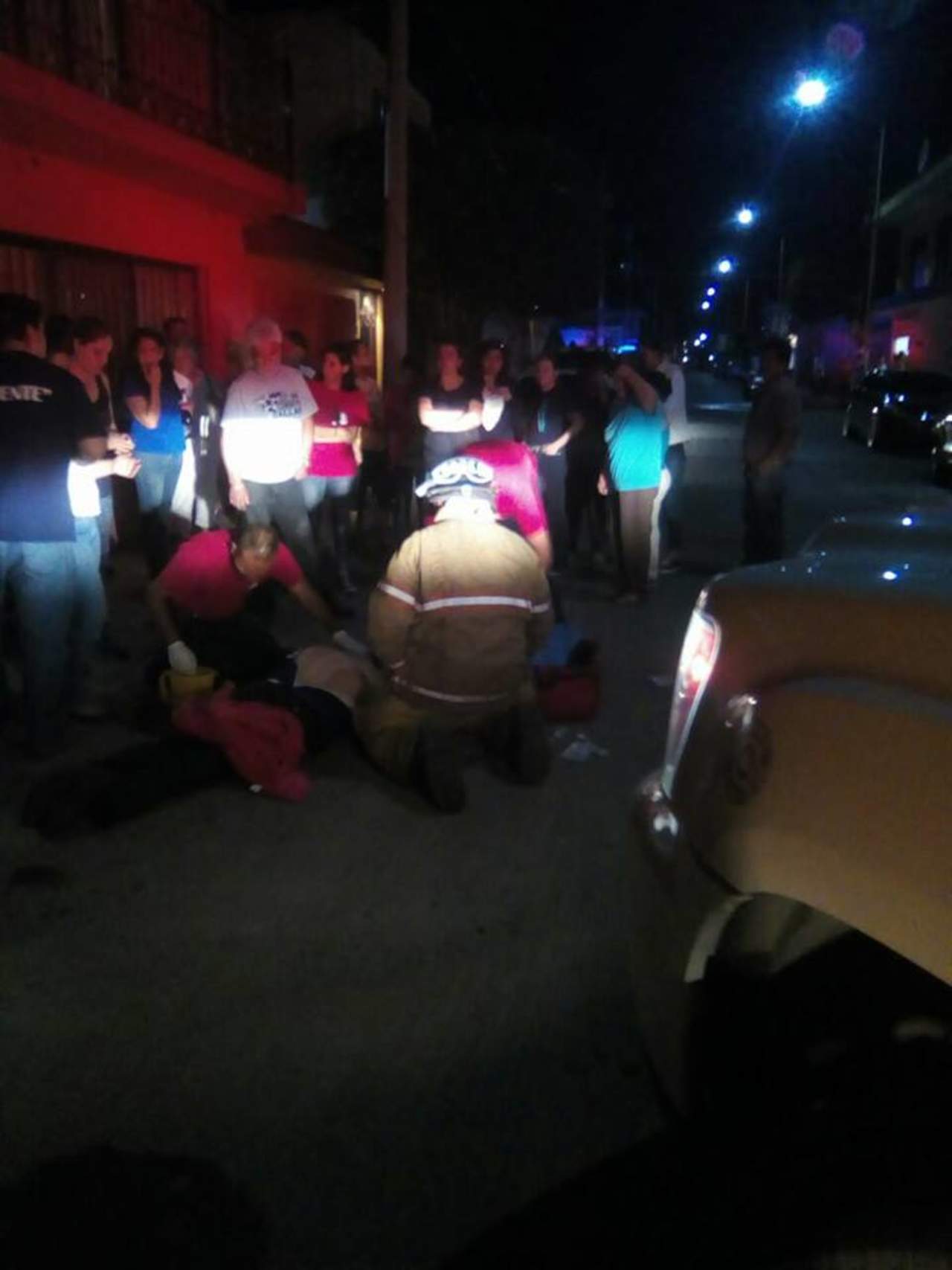 Desconocido lanza gasolina contra conductor y le prende fuego