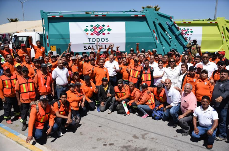 Entrega Manolo cinco nuevos camiones recolectores de basura