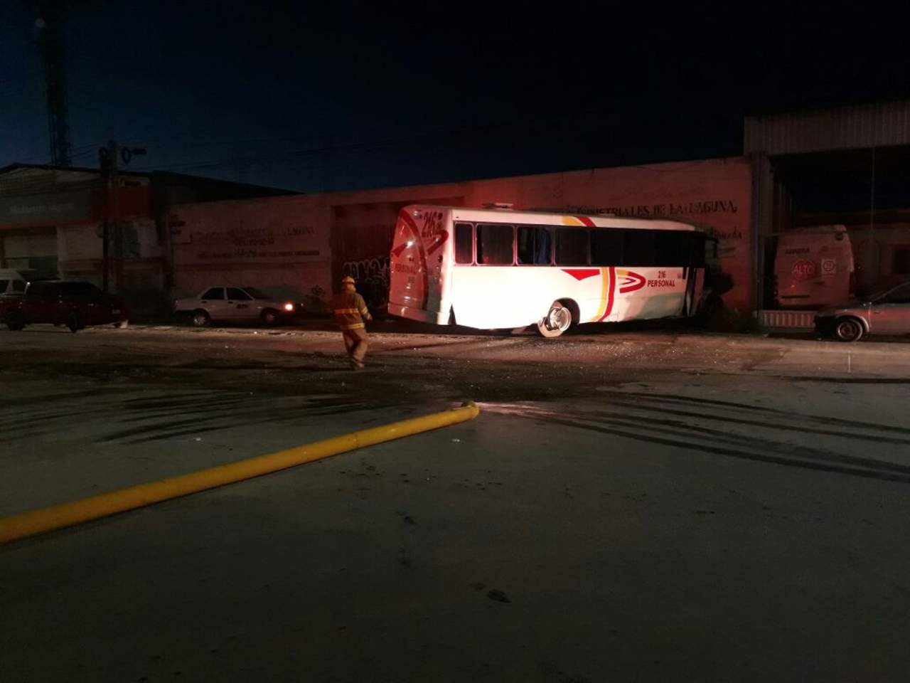 Transporte de personal se impacta contra finca en Torreón;16 lesionados