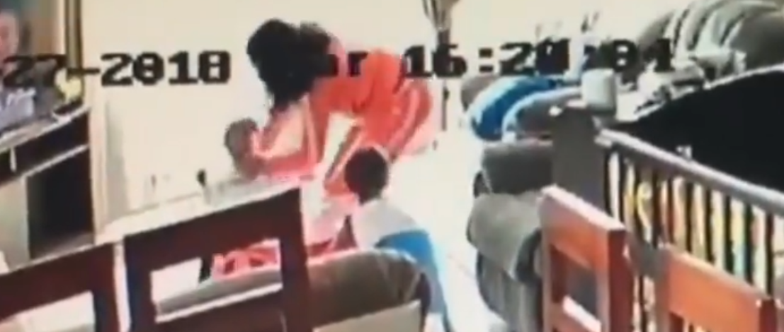 VIDEO: Graban agresión de niñera a gemelos en Tlaxcala