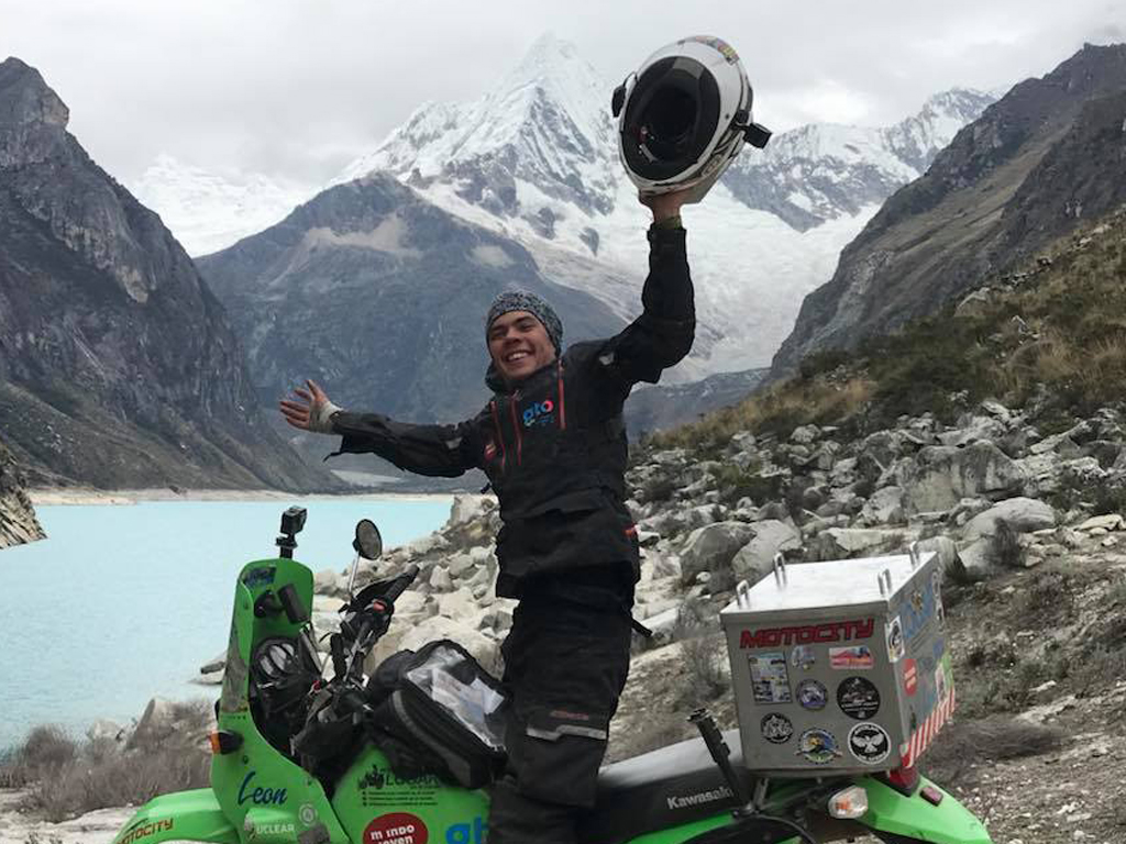 Cumple joven mexicano meta de llegar al fin del mundo en motocicleta