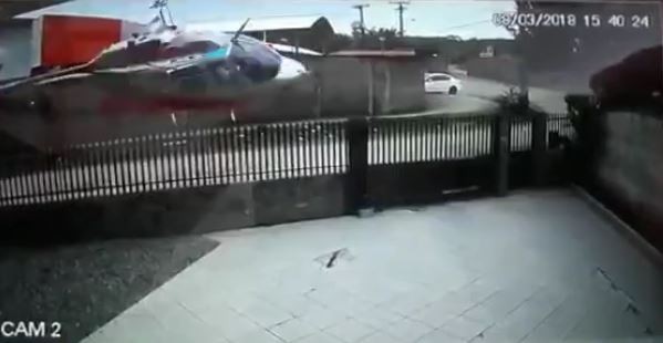 VIDEO: Momento en que se estrella un helicóptero robado por criminales para rescatar a un preso en Brasil