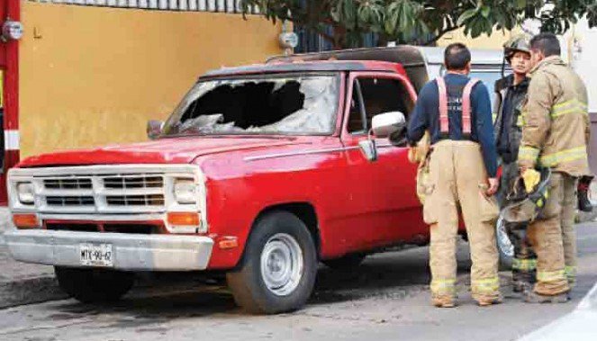 Encuentran a un indigente calcinado dentro de un auto en CDMX
