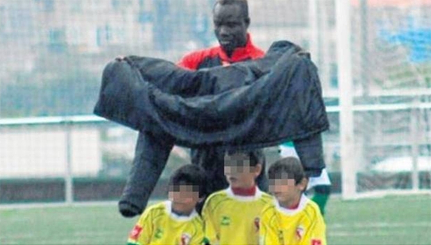 Conmueve en redes entrenador de futbol infantil