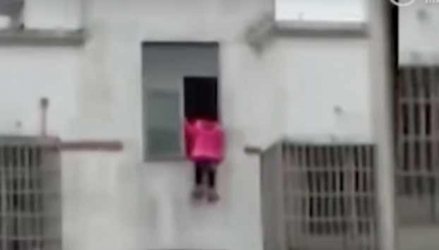 Niña salta del piso 15 por temor a no culminar su tarea