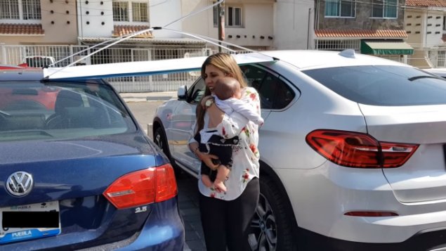 VIDEO: Deja a su bebé encerrada en el auto para irse a desayunar en Puebla