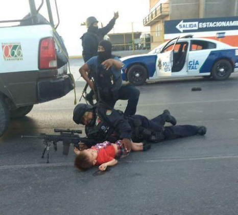 Policía usa su cuerpo como escudo para proteger a niño de balacera en Reynosa