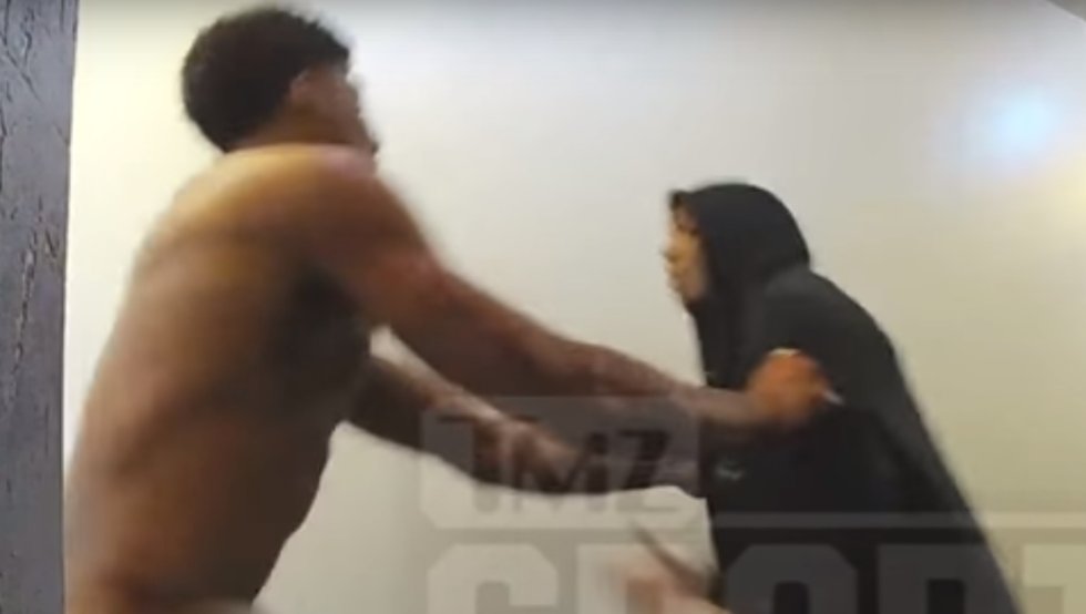 Jugador de la NFL intentó suicidarse al querer lanzarse desnudo desde el piso 30 de un edificio