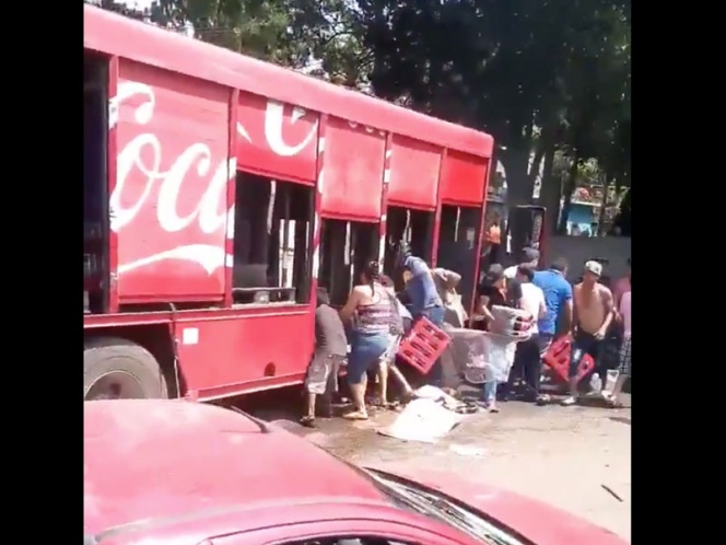 Hasta niños se unen para asaltar un camión de refrescos en México