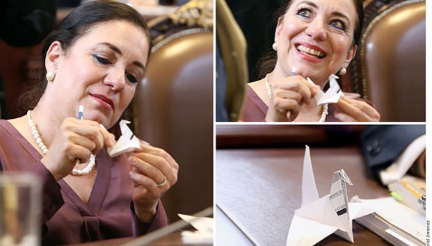 Desquita diputada sueldo… con origami